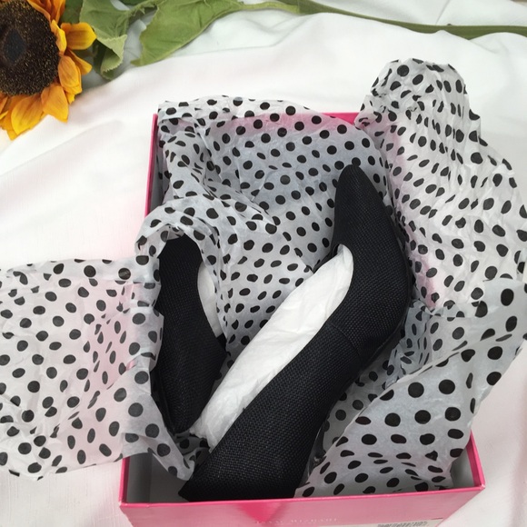 Isaac Mizrahi IsLeeza Textured Black Pumps with Clear Heel - Picture 13 of 15